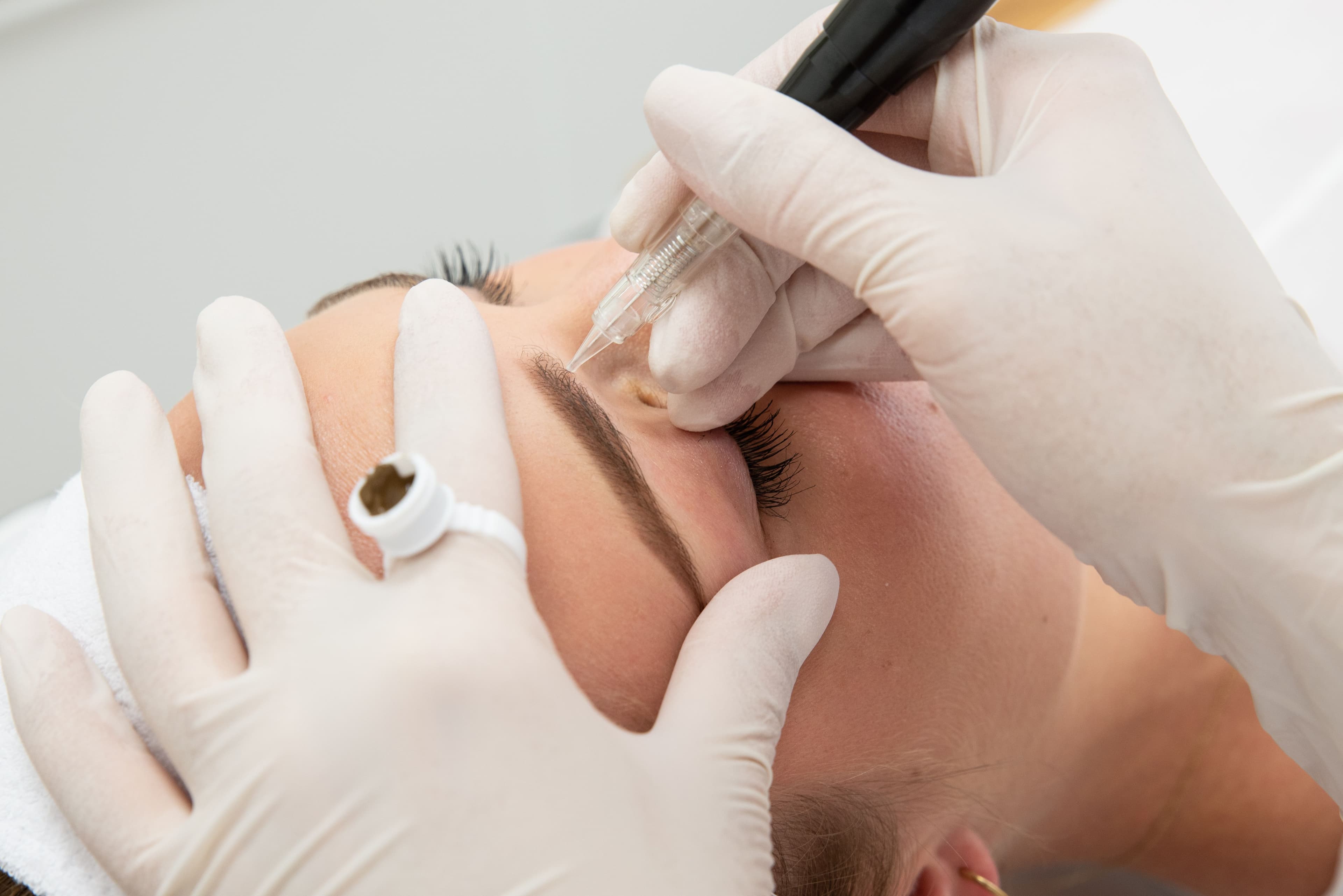 proces zabiegu makijażu permanentnego brwi